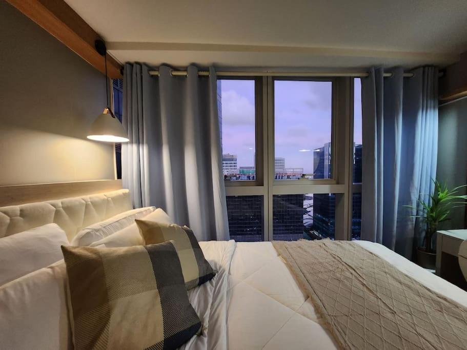 Luxestaysmnl Coastal Chic Netflx 380Mbps Pool Bgc Manilla Buitenkant foto